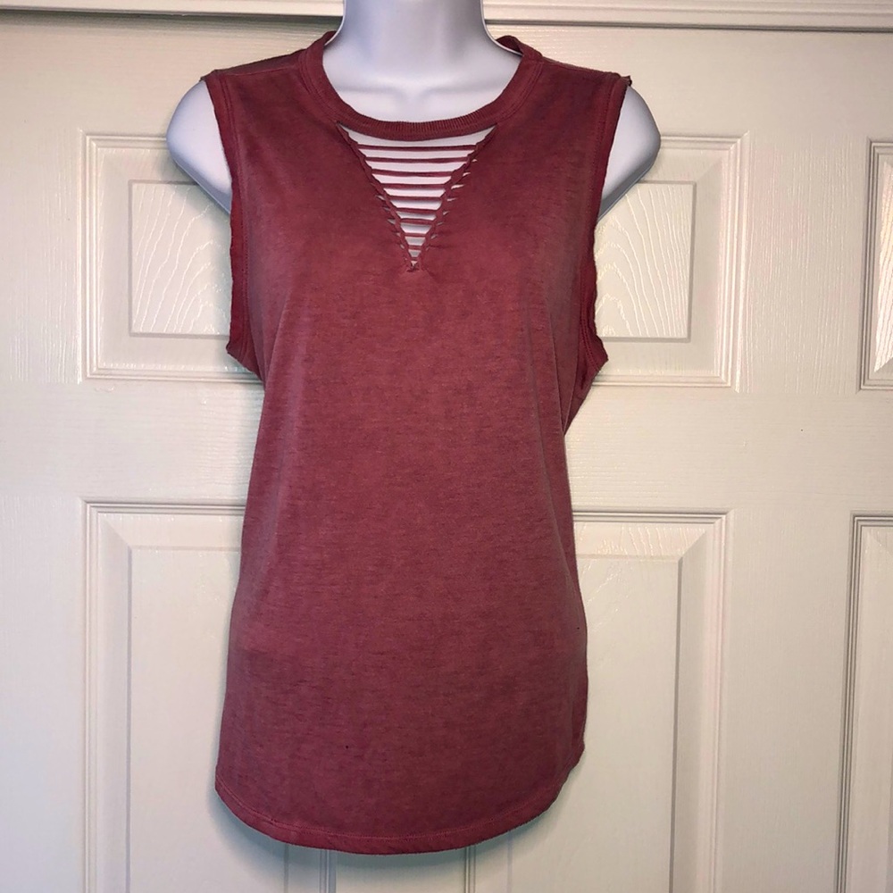 "SO" brand, macrame-lattice v-neck, slvlss knit, muscle shirt - junior size S